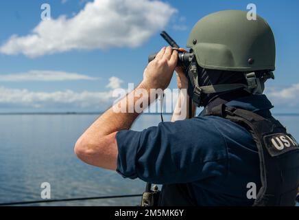 BRISBANE, Australie (25 mars 2022) – Christian Freda, le compagnon 3rd de Gunner’s, de long Island, New York, affecté à l’émory S. Land-class sous-marin USS Frank Cable (AS 40), est une montre de protection de la force au départ de Brisbane, en Australie, au 25 mars. Frank Cable est actuellement en patrouille pour la maintenance et la logistique des expéditions à l'appui de la sécurité nationale dans la zone d'opérations de la flotte américaine 7th. Banque D'Images