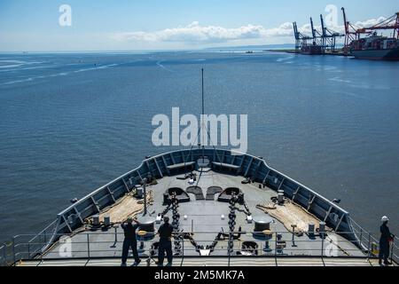 BRISBANE, Australie (25 mars 2022) – le sous-marin de classe Emory S. Land USS Frank Cable (AS 40) part de Brisbane, Australie, après une visite prévue du port, en mars 25. Frank Cable est actuellement en patrouille pour la maintenance et la logistique des expéditions à l'appui de la sécurité nationale dans la zone d'opérations de la flotte américaine 7th. Banque D'Images