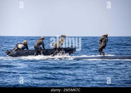 BAIE DE SOUDA (27 mars 2022) – États-Unis Les Marines, avec la Force opérationnelle 61/2 (TF-61/2), effectuent un entraînement de récupération depuis leur équipement de combat en caoutchouc sur le sous-marin de missiles guidés de classe Ohio USS Georgia (SSGN 729), près de la baie de Souda, en Grèce, au 27 mars 2022. TF-61/2 fournira temporairement un soutien de commandement et de contrôle au commandant des États-Unis Sixième flotte, synchroniser les unités et les capacités de la Marine et du corps des Marines déjà sur le théâtre, afin de soutenir les alliés et les partenaires régionaux et les intérêts de sécurité nationale des États-Unis. Banque D'Images