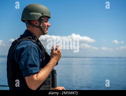 BRISBANE, Australie (25 mars 2022) – apprenti Zachary Lawson, ingénieur pompier Engineman, affecté à l'émory S. Land-class sous-marin USS Frank Cable (AS 40), se dresse une montre de protection de la force alors que le navire se prépare à partir de Brisbane, Australie, 25 mars. Frank Cable, déployé vers l'île de Guam, répare, réarme et réarme les sous-marins et les navires de surface dans la région Indo-Pacifique. Banque D'Images