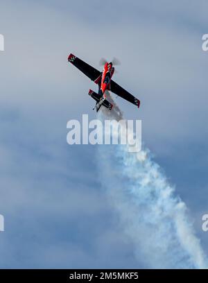 Rob Holland Ultimate Airshows effectue une manœuvre aérienne au spectacle aérien Wings Over Columbus de 2022 sur 26 mars 2022, à la base aérienne de Columbus, dans les États des Unis Gagnant son permis de pilote alors qu’il était encore adolescent, Rob a commencé à voler des acrobaties aériennes presque immédiatement, tout en construisant un temps de vol précieux et une expérience en tant que pilote d’entreprise, pilote de banlieue, tour de bannière, instructeur de vol, pilote de ferry, et à l'exploitation de sa propre école de vol acrobatique. Banque D'Images