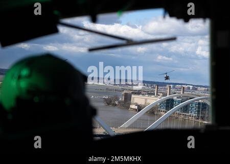 Un hélicoptère UH-1N Huey affecté au premier Escadron d'hélicoptères (1 HS) de la base interarmées Andrews, Maryland, survole le pont commémoratif Frederick Douglass, Washington, D.C., pendant le festival annuel des cerisiers en fleurs, 26 mars 2022. La mission du SH 1 est de fournir un service de transport aérien prioritaire pour les cadres supérieurs civils et militaires de niveau national dans la région de la capitale nationale. Banque D'Images