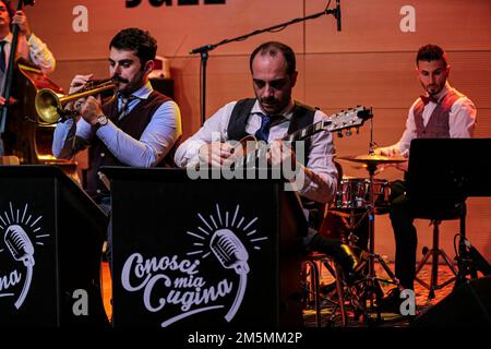 29 décembre 2022, Rome, Latium, Italie: Connaissez-vous mon cousin? LE SWING ITALIEN à la Casa del Jaz à Rome. Le groupe est né en 2015 et apporte une excellente musique jazz-swing italienne dans toute l'Italie. La formation est composée de: Federica d'Andrea Voce, Davide Annecchiarico Piano, Giuseppe Civiletti Double Bass, Nicola Tariello trompette, Patrizio Destriere Sax, Fabrizio Guarino Guitare, Giuseppe CondÃ² batterie. (Credit image: © Daniela Franceschelli/Pacific Press via ZUMA Press Wire) Banque D'Images