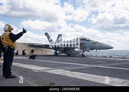 Un F/A-18E Super Hornet, attaché aux « Ragin » Bulls » du Strike Fighter Squadron (VFA) 37, se prépare au lancement à partir du pont de vol de l'USS Gerald R. Ford (CVN 78), 26 mars 2022. Ford est en cours dans l’océan Atlantique en menant la certification de plate-forme de vol et la qualification de transporteur aérien dans le cadre de la phase de base sur mesure du navire avant le déploiement opérationnel. Banque D'Images