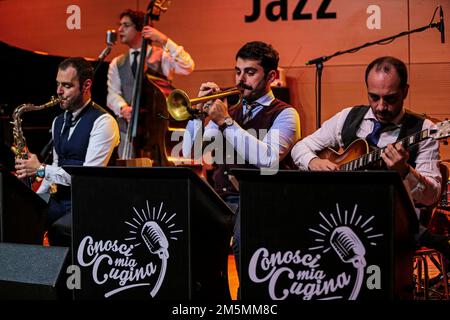 29 décembre 2022, Rome, Latium, Italie: Connaissez-vous mon cousin? LE SWING ITALIEN à la Casa del Jaz à Rome. Le groupe est né en 2015 et apporte une excellente musique jazz-swing italienne dans toute l'Italie. La formation est composée de: Federica d'Andrea Voce, Davide Annecchiarico Piano, Giuseppe Civiletti Double Bass, Nicola Tariello trompette, Patrizio Destriere Sax, Fabrizio Guarino Guitare, Giuseppe CondÃ² batterie. (Credit image: © Daniela Franceschelli/Pacific Press via ZUMA Press Wire) Banque D'Images