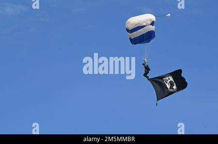 Membre de l'équipe Wings of Blue parachute, affiche le drapeau de prisonnier de guerre/disparu en action, aux Wings Over Columbus, 26 mars 2022, sur la base aérienne de Columbus, Miss La mission de l'agence de comptabilité de la Défense POW/MIA est de fournir à leurs familles et à la nation la comptabilité la plus complète possible pour le personnel manquant. Banque D'Images