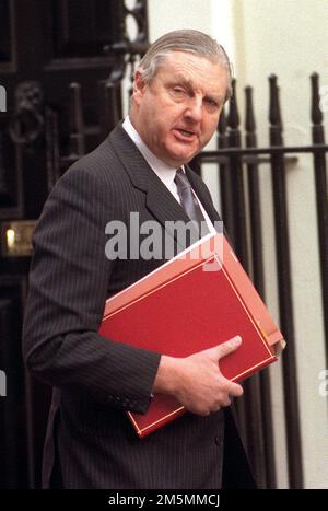 Photo du dossier datée du 03/04/1996 du Secrétaire de l'Irlande du Nord, Sir Patrick Mayhew. Les hauts ministres britanniques étaient réticents à accepter que Martin McGuinness était « véritablement » engagé dans le processus de paix en Irlande du Nord, ont révélé des fichiers d'archives. Date de publication : vendredi 30 décembre 2022. Banque D'Images