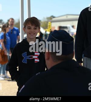 Un participant au spectacle aérien Wings Over Columbus reçoit une signature et s'entretient avec le capitaine Daniel Katz, pilote de l'équipe de démonstration de la Force aérienne des États-Unis, le 26 mars 2022, sur la base aérienne de Columbus, Mils Katz est le pilote solo opposé pour les Thunderbirds USAF, volant le n° 6. Banque D'Images