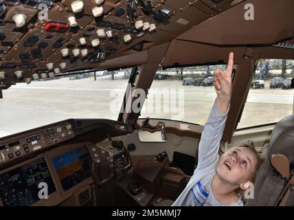 Une jeune fille pose des questions au sujet du poste de pilotage de la Pégase KC-46 à l’événement du mois de l’histoire des femmes de l’escadre de la mobilité aérienne de 305th, 26 mars 2022, à la base interarmées McGuire-dix-Lakehurst (N.J.) L'événement était ouvert à toutes les filles d'âge scolaire et les a exposées aux femmes de l'armée et de la mission Air Mobility. Les modèles comprenaient des simulateurs de vol et des affichages statiques du KC-10 Extender, du KC-46 Pegasus et du C-17 Globemaster III Banque D'Images