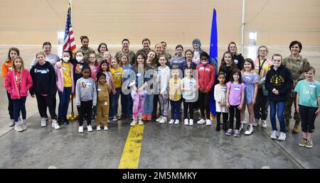 Des militaires et des jeunes filles posent pour une photo de groupe à l’événement du mois de l’histoire des femmes de l’escadre de la mobilité aérienne de 305th, 26 mars 2022, à la base conjointe McGuire-dix-Lakehurst, N.J. L'événement était ouvert à toutes les filles d'âge scolaire et les a exposées aux femmes de l'armée et de la mission Air Mobility. Les modèles comprenaient des simulateurs de vol et des affichages statiques du KC-10 Extender, du KC-46 Pegasus et du C-17 Globemaster III Banque D'Images