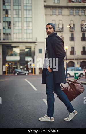 Le temps ne peut pas pénétrer dans cette tenue. un jeune homme à la mode dans la ville. Banque D'Images