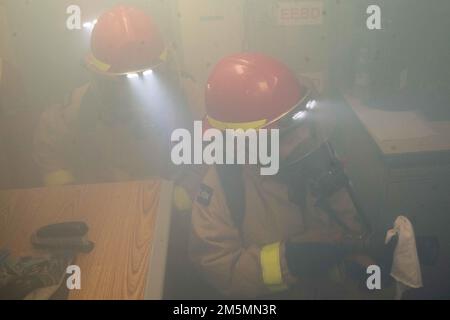 220326-N-UP745-1078 MER MÉDITERRANÉE ORIENTALE (le 26 mars 2022) les marins utilisent un boyau à feu en mousse formant un film aqueux pour combattre un combustible de bravo simulé lors d'un exercice de quart à bord du destroyer de missile guidé de classe Arleigh Burke USS Jason Dunham (DDG 109), le 26 mars 2022. Jason Dunham fait partie du Groupe maritime permanent de l'OTAN deux (SNMG2), l'une des quatre forces permanentes qui constituent la composante maritime de la Force opérationnelle interarmées de très haute disponibilité (FJV), Un déploiement prévu dans la zone d'exploitation de la flotte américaine 6th à l'appui des opérations de sécurité maritime ainsi qu'une coopération continue Banque D'Images