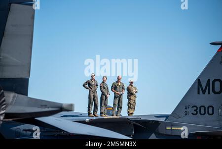 Les membres du service après-vente regardent une démonstration de vol du haut d'un pays Force aérienne F-15E Strike Eagle, affecté à l'escadron de combat 389th de la base aérienne de Mountain Home, Idaho, pendant l'AirFest de la baie de Tampa à la base aérienne de MacDill, Floride, 26 mars 2022. Des aviateurs des États-Unis se sont joints à l'équipe MacDill et à la communauté environnante pour célébrer 75 ans de supériorité aérienne mondiale. Banque D'Images