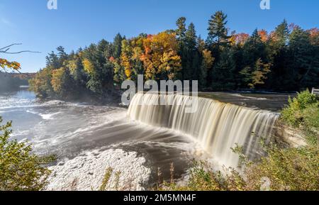 Vue panoramique sur les chutes de la haute Tahquamenon pendant la saison d'automne, par une journée ensoleillée au Michigan, aux États-Unis Banque D'Images