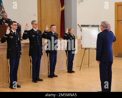 Le général de division Daryl Bohac, adjudant général de la Garde nationale du Nebraska, administre le serment de l'officier lors d'une cérémonie de remise des diplômes et de mise en service pour les officiers candidats de la classe 65, école candidate de l'officier de la Garde nationale de l'Armée du Nebraska, 209th Regiment (Institut régional d'entraînement) au Camp Ashland, Nebraska, 26 mars 2022. Cinq officiers candidats de la classe 65 commissionnés comme 2nd lieutenants dans la Garde nationale de l'Armée de terre, et deux candidats ont reçu des certificats d'admissibilité à la mise en service à une date ultérieure. (Photo du Maj. Scott Ingalsbe, Affaires publiques de la Garde nationale du Nebraska) Banque D'Images