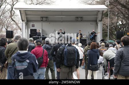 ÉTATS-UNIS Les marins de la marine affectés à la bande de la flotte américaine 7th, se font pour les membres du service et la communauté japonaise pendant le festival de printemps de Sakura 26 mars 2022, à la base aérienne de Yokota, au Japon. Le Sakura Festival est un événement bilatéral visant à renforcer les relations entre les États-Unis et le Japon. Le festival a offert une variété de divertissements tels que des spectacles en direct et des stands de restauration aux quelque 6 000 participants, offrant ainsi aux citoyens japonais la possibilité de découvrir la culture américaine sur leur base. Banque D'Images