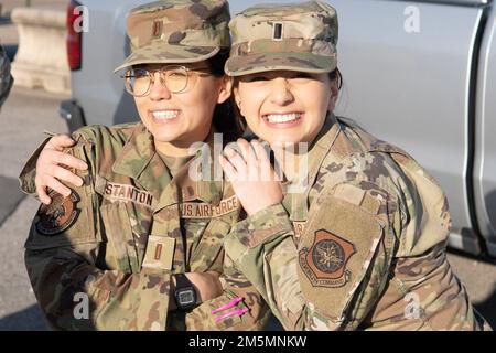 Plus de 100 cadets et instructeurs du ROTC de la Force aérienne de cinq détachements de Caroline du Nord participent à un exercice de déploiement de masse organisé par les aviateurs du Team Pope à l'aérodrome de l'Armée du Pape, en Caroline du Nord, en 26 mars 2022. Des détachements de l'Université de Caroline du Nord - Chapel Hill, de l'Université de Caroline du Nord Charlotte, de l'Université d'État de Caroline du Nord, de l'Université de Caroline de l'est et de l'Université d'État de Fayetteville ont participé à des activités qui fournissent un environnement pour tester les compétences, les connaissances et les performances des cadets sous pression. (É.-U. Photo de la Force aérienne/Lt Christine Krimmer) Banque D'Images