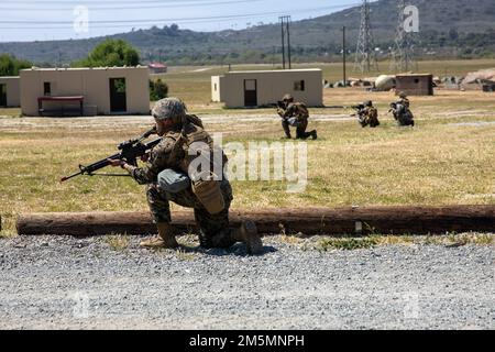 ÉTATS-UNIS Marines avec Fox Company, 2nd Bataillon, 4th Marines, 1st Marine Division a établi la sécurité en entrant dans l'Infantry immersion Trainer lors d'un exercice I Marine Expeditionary Force information Group Marine corps combat Readiness Evaluation au camp de base du corps des Marines Pendleton, Californie, 26 mars 2022. Le but du MCCRE est d'évaluer officiellement les tâches essentielles de l'unité et/ou de la mission assignée afin d'assurer la normalisation des services et la préparation au combat. Banque D'Images