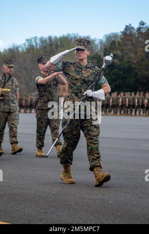 ÉTATS-UNIS Le Sgt Lauren E. Cannady, major de batterie de la bande Quantico de la base du corps des Marines, salue l’officier d’examen de Brown Field à la base du corps des Marines Quantico, 26 mars 2022. La mission de l'École des candidats aux officiers est d'éduquer et de former les candidats aux officiers dans les connaissances et les compétences du corps des Marines dans un environnement contrôlé et stimulant afin d'évaluer et de dépister les individus pour les qualités de leadership, morales, mentales et physiques requises pour la mise en service comme officier du corps des Marines. Banque D'Images