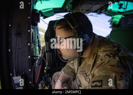 Membres des États-Unis Le premier Escadron d'hélicoptères de la Force aérienne (1 HS), affecté à la base interarmées Andrews, au Maryland, se rend à l'Université Howard pour l'événement « We Fly too: Celebrate Diversity in Aviation », organisé par le détachement 130 du corps d'instruction des officiers de la Réserve de la Force aérienne, à l'Université Howard, Washington, D.C., 30 avril, 2022. 1 la mission de HS est de fournir un service de transport aérien prioritaire pour les cadres supérieurs civils et militaires de niveau national dans la région de la capitale nationale. Banque D'Images