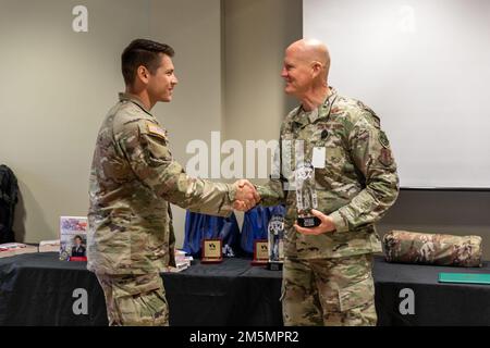 Le SPC Joshua Nelson a remporté le prix du soldat de l’année lors de la compétition du meilleur guerrier de la Garde nationale de l’Armée de Floride en 2022 au Camp Blanding joint Training Centre, Starke, Floride, 27 mars 2022. Le but de cette compétition est de construire l'esprit de corps, de reconnaître et d'honorer les compétences des guerriers de l'Armée, la préparation militaire, et d'identifier le meilleur soldat et officier non commandant dans la Garde nationale de l'Armée de Floride. Banque D'Images