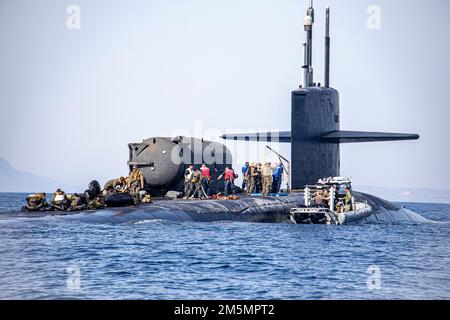 BAIE DE SOUDA (27 mars 2022) – le sous-marin de missiles guidés de classe Ohio USS Georgia (SSGN 729) près de la baie de Souda, en Grèce, pendant l'entraînement avec les États-Unis Marines de la Force opérationnelle 61/2 (TF-61/2), menant des formations de lancement et de récupération avec leur embarcation de combat en caoutchouc, 27 mars 2022. TF-61/2 fournira temporairement un soutien de commandement et de contrôle au commandant des États-Unis Sixième flotte, synchroniser les unités et les capacités de la Marine et du corps des Marines déjà sur le théâtre, afin de soutenir les alliés et les partenaires régionaux et les intérêts de sécurité nationale des États-Unis. Banque D'Images