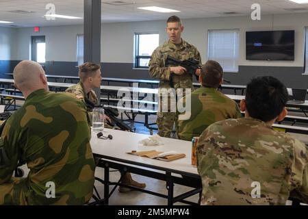 Les membres du service de l'Heimvernet norvégien ont participé à l'instruction préliminaire de marksman (PMI) sur le fusil de carbine M4 dans le cadre des tables de qualifications individuelles des armes menant à leurs tables de qualification en feu réel au Camp Ripley, 27 mars 2022. L'espace d'entraînement de 53 000 hectares offre aux membres de la Garde nationale du Minnesota et du Heimevernet un environnement sûr, amusant et éducatif leur permettant de partager la culture et les techniques d'entraînement. (Photo de la Garde nationale du Minnesota par le Sgt Mahsima Alkamooneh) Banque D'Images