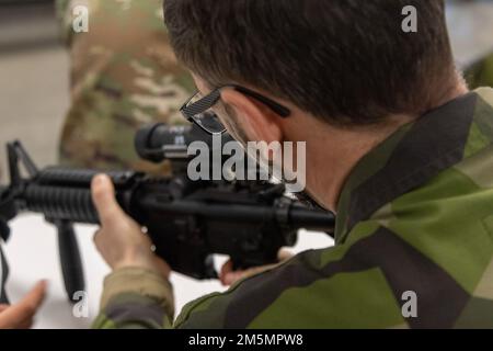 Les membres du service de l'Heimvernet norvégien ont participé à l'instruction préliminaire de marksman (PMI) sur le fusil de carbine M4 dans le cadre des tables de qualifications individuelles des armes menant à leurs tables de qualification en feu réel au Camp Ripley, 27 mars 2022. L'espace d'entraînement de 53 000 hectares offre aux membres de la Garde nationale du Minnesota et du Heimevernet un environnement sûr, amusant et éducatif leur permettant de partager la culture et les techniques d'entraînement. (Photo de la Garde nationale du Minnesota par le Sgt Mahsima Alkamooneh) Banque D'Images