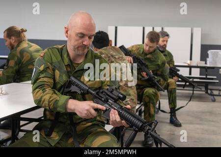 Les membres du service de l'Heimvernet norvégien ont participé à l'instruction préliminaire de marksman (PMI) sur le fusil de carbine M4 dans le cadre des tables de qualifications individuelles des armes menant à leurs tables de qualification en feu réel au Camp Ripley, 27 mars 2022. L'espace d'entraînement de 53 000 hectares offre aux membres de la Garde nationale du Minnesota et du Heimevernet un environnement sûr, amusant et éducatif leur permettant de partager la culture et les techniques d'entraînement. (Photo de la Garde nationale du Minnesota par le Sgt Mahsima Alkamooneh) Banque D'Images