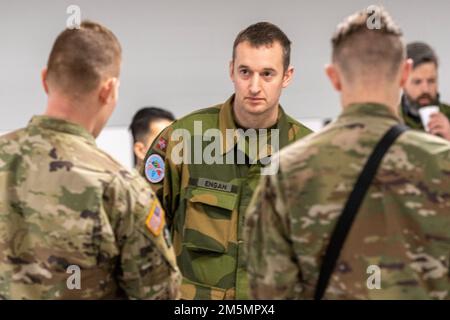 Les membres du service de l'Heimvernet norvégien ont participé à l'instruction préliminaire de marksman (PMI) sur le fusil de carbine M4 dans le cadre des tables de qualifications individuelles des armes menant à leurs tables de qualification en feu réel au Camp Ripley, 27 mars 2022. L'espace d'entraînement de 53 000 hectares offre aux membres de la Garde nationale du Minnesota et du Heimevernet un environnement sûr, amusant et éducatif leur permettant de partager la culture et les techniques d'entraînement. (Photo de la Garde nationale du Minnesota par le Sgt Mahsima Alkamooneh) Banque D'Images