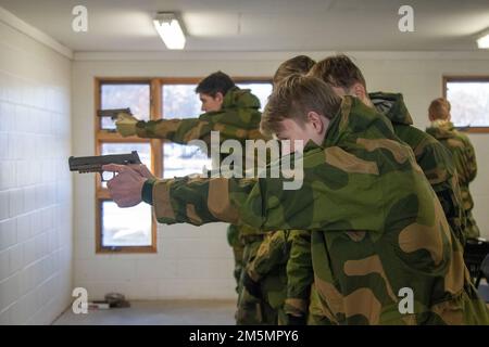 Les membres du service jeunesse du Heimvernet norvégien ont participé à l'instruction préliminaire de marksman (PMI) sur le pistolet M17 dans le cadre des tables de qualifications individuelles des armes menant à leurs tables de qualification de feu en direct au Camp Ripley, 27 mars 2022. L'espace d'entraînement de 53 000 hectares offre aux membres de la Garde nationale du Minnesota et du Heimevernet un environnement sûr, amusant et éducatif leur permettant de partager la culture et les techniques d'entraînement. (Photo de la Garde nationale du Minnesota par le Sgt Mahsima Alkamooneh) Banque D'Images