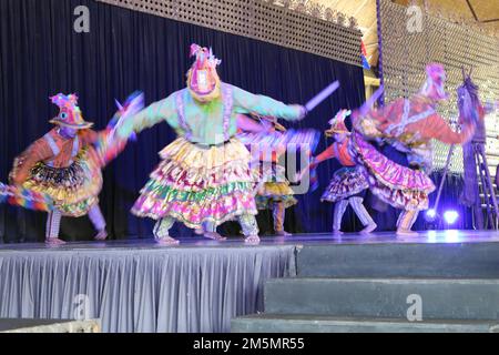 QUEZON, Philippines (27 mars 2022) les danseurs philippins effectuent une danse culturelle lors d'une excursion d'une journée de bien-être et de loisirs pour les marins, affectée au porte-avions de la classe Nimitz USS Abraham Lincoln (CVN 72), à Villa Escudero, Philippines. Aux Philippines, Abraham Lincoln a célébré l'année 70th des États-Unis Alliance philippine par le biais d'embarques de visiteurs distingués en mer, de visites de navires, de projets de relations communautaires, de visites de MWR et d'une réception organisée dans la baie hangar du navire. Abraham Lincoln Strike Group est en cours de déploiement prévu dans la zone d'exploitation de la flotte américaine 7th à enha Banque D'Images