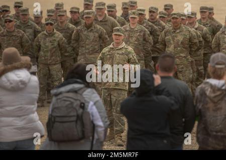 La Compagnie B de la Garde nationale de l’Armée de l’Idaho, 2-116th Combined Arms Battalion, a pris du temps cette semaine au cours de son entraînement sur le terrain pour inviter des membres de sa famille au Centre d’entraînement au combat d’Orchard. Au cours de la visite familiale, le capitaine Jeff Dahl, commandant de la compagnie B, a administré des réenrôlements et des promotions pour plusieurs soldats de la compagnie B. Banque D'Images