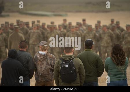 La Compagnie B de la Garde nationale de l’Armée de l’Idaho, 2-116th Combined Arms Battalion, a pris du temps cette semaine au cours de son entraînement sur le terrain pour inviter des membres de sa famille au Centre d’entraînement au combat d’Orchard. Au cours de la visite familiale, le capitaine Jeff Dahl, commandant de la compagnie B, a administré des réenrôlements et des promotions pour plusieurs soldats de la compagnie B. Banque D'Images