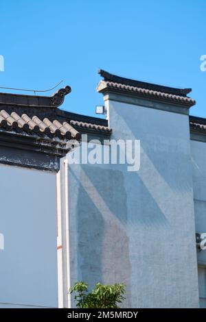 L'extérieur de la façade d'architecture chinoise traditionnelle avec des murs blancs sous le ciel bleu, plan vertical Banque D'Images