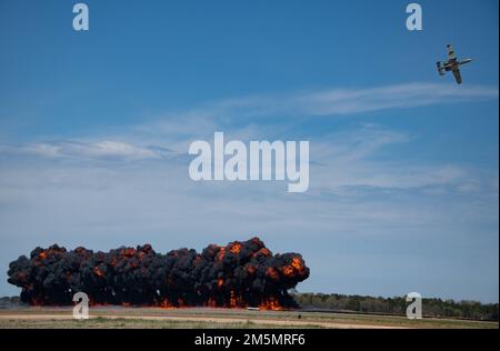 L'équipe de démonstration Thunderbolt II du Commandement de combat aérien A-10C dépose son train d'atterrissage pendant les escadres au-dessus de Columbus 2022 Airshow 27 mars 2022, sur la base aérienne de Columbus, MS. L'équipe emmène l'avion aux salons aériens autour du pays pour présenter les capacités de combat uniques de l'A-10 « Warthog ». Banque D'Images