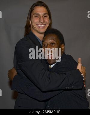 STOCKHOLM 2008-11-17 Zlatan Ibrahimovic et Pele à l'occasion des Oscars suédois annuels de football à Stockholm, Suède, 17 novembre 2008. Photo: Leif R Jansson / TT / code 10020 Banque D'Images