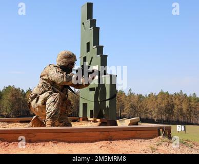 Les membres de la Garde nationale des îles Vierges mènent une stratégie annuelle de formation intégrée aux armes au camp Shelby, Mississippi, 27-28 mars 2022. Unités VING, quartier général de la Force interarmées, 104th commandement de la troupe, 51st Détachement des affaires publiques, 610th Water support Company, 631st Engineers Company et 640th Quarter Master Detachment, entraînement sur le nouveau système d'armes attribué, le fusil M4A1 et le pistolet M17. Banque D'Images