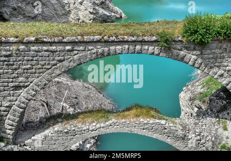 Brücke, alt, Meduna, Tal, Steinbrücke, Ponte Racli, Stein, Bogen, historisch, schmal, Bogen, Brückenbogen, Bogenbrücke, gras, verwachsen, Denkmal, bau Banque D'Images