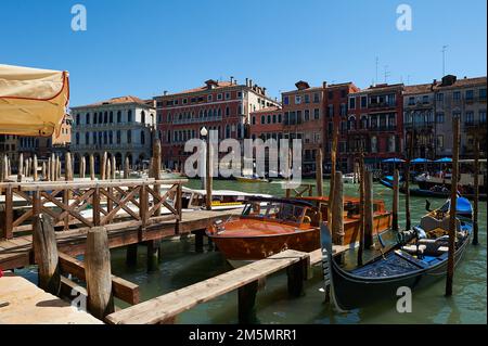Jetée en bois sur le Grand Canal à Venise avec taxi et gondoles typiquement vénitiennes, Venise Banque D'Images