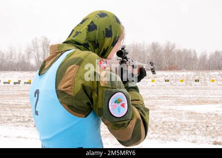 Des jeunes soldats norvégiens, participant à l'échange norvégien au Camp Ripley, ont terminé un 30 mars 2022 de biathlon en 5K. La course fait partie d'une compétition plus vaste connue sous le nom de programme de North Star Stakes et comprend d'autres compétitions telles que BEST Bay, terrain de leadership réaction course, qualification de pistolet M17, qualification de fusil de carabine M4, Et la navigation terrestre, où les trois équipes gagnent des points pour gagner la meilleure équipe de jeunes lors de l'échange norvégien annuel 49th. (Photo de la Garde nationale du Minnesota par le Sgt Mahsima Alkamooneh) Banque D'Images