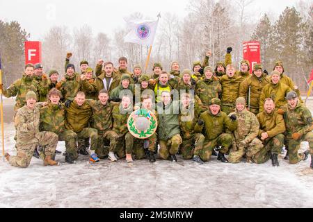 Des jeunes soldats norvégiens, participant à l'échange norvégien au Camp Ripley, ont terminé un 30 mars 2022 de biathlon en 5K. La course fait partie d'une compétition plus vaste connue sous le nom de programme de North Star Stakes et comprend d'autres compétitions telles que BEST Bay, terrain de leadership réaction course, qualification de pistolet M17, qualification de fusil de carabine M4, Et la navigation terrestre, où les trois équipes gagnent des points pour gagner la meilleure équipe de jeunes lors de l'échange norvégien annuel 49th. (Photo de la Garde nationale du Minnesota par le Sgt Mahsima Alkamooneh) Banque D'Images