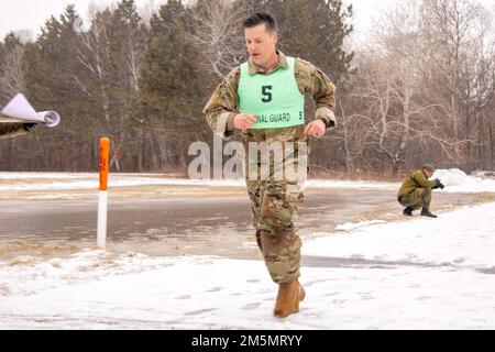 Des jeunes soldats norvégiens, participant à l'échange norvégien au Camp Ripley, ont terminé un 30 mars 2022 de biathlon en 5K. La course fait partie d'une compétition plus vaste connue sous le nom de programme de North Star Stakes et comprend d'autres compétitions telles que BEST Bay, terrain de leadership réaction course, qualification de pistolet M17, qualification de fusil de carabine M4, Et la navigation terrestre, où les trois équipes gagnent des points pour gagner la meilleure équipe de jeunes lors de l'échange norvégien annuel 49th. (Photo de la Garde nationale du Minnesota par le Sgt Mahsima Alkamooneh) Banque D'Images