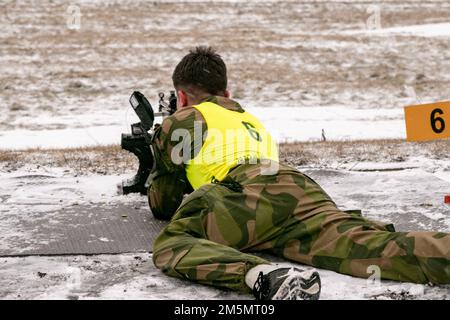 Des jeunes soldats norvégiens, participant à l'échange norvégien au Camp Ripley, ont terminé un 30 mars 2022 de biathlon en 5K. La course fait partie d'une compétition plus vaste connue sous le nom de programme de North Star Stakes et comprend d'autres compétitions telles que BEST Bay, terrain de leadership réaction course, qualification de pistolet M17, qualification de fusil de carabine M4, Et la navigation terrestre, où les trois équipes gagnent des points pour gagner la meilleure équipe de jeunes lors de l'échange norvégien annuel 49th. (Photo de la Garde nationale du Minnesota par le Sgt Mahsima Alkamooneh) Banque D'Images