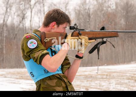 Des jeunes soldats norvégiens, participant à l'échange norvégien au Camp Ripley, ont terminé un 30 mars 2022 de biathlon en 5K. La course fait partie d'une compétition plus vaste connue sous le nom de programme de North Star Stakes et comprend d'autres compétitions telles que BEST Bay, terrain de leadership réaction course, qualification de pistolet M17, qualification de fusil de carabine M4, Et la navigation terrestre, où les trois équipes gagnent des points pour gagner la meilleure équipe de jeunes lors de l'échange norvégien annuel 49th. (Photo de la Garde nationale du Minnesota par le Sgt Mahsima Alkamooneh) Banque D'Images