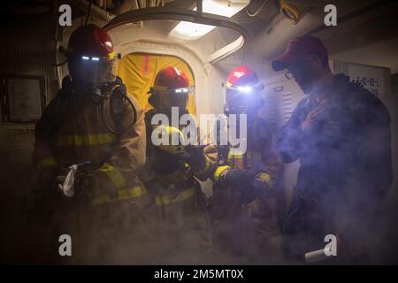 MER DES PHILIPPINES (27 mars 2022) des marins affectés au destroyer guidé de la classe Arleigh-Burke USS Barry (DDG 52) effectuent un forage de quartiers généraux. L'USS Barry est affecté au Destroyer Squadron (DESRON) 15 et est en cours de soutien à un Indo-Pacific libre et ouvert. CTF 71/DESRON 15 est la plus importante force de surface déployée par la Marine et la principale force de surface de la flotte américaine 7th. Banque D'Images