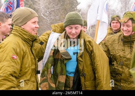 Des jeunes soldats norvégiens, participant à l'échange norvégien au Camp Ripley, ont terminé un 30 mars 2022 de biathlon en 5K. La course fait partie d'une compétition plus vaste connue sous le nom de programme de North Star Stakes et comprend d'autres compétitions telles que BEST Bay, terrain de leadership réaction course, qualification de pistolet M17, qualification de fusil de carabine M4, Et la navigation terrestre, où les trois équipes gagnent des points pour gagner la meilleure équipe de jeunes lors de l'échange norvégien annuel 49th. (Photo de la Garde nationale du Minnesota par le Sgt Mahsima Alkamooneh) Banque D'Images