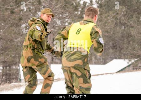 Des jeunes soldats norvégiens, participant à l'échange norvégien au Camp Ripley, ont terminé un 30 mars 2022 de biathlon en 5K. La course fait partie d'une compétition plus vaste connue sous le nom de programme de North Star Stakes et comprend d'autres compétitions telles que BEST Bay, terrain de leadership réaction course, qualification de pistolet M17, qualification de fusil de carabine M4, Et la navigation terrestre, où les trois équipes gagnent des points pour gagner la meilleure équipe de jeunes lors de l'échange norvégien annuel 49th. (Photo de la Garde nationale du Minnesota par le Sgt Mahsima Alkamooneh) Banque D'Images