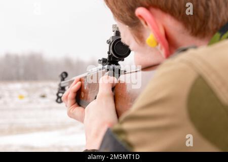 Des jeunes soldats norvégiens, participant à l'échange norvégien au Camp Ripley, ont terminé un 30 mars 2022 de biathlon en 5K. La course fait partie d'une compétition plus vaste connue sous le nom de programme de North Star Stakes et comprend d'autres compétitions telles que BEST Bay, terrain de leadership réaction course, qualification de pistolet M17, qualification de fusil de carabine M4, Et la navigation terrestre, où les trois équipes gagnent des points pour gagner la meilleure équipe de jeunes lors de l'échange norvégien annuel 49th. (Photo de la Garde nationale du Minnesota par le Sgt Mahsima Alkamooneh) Banque D'Images