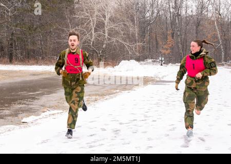 Des jeunes soldats norvégiens, participant à l'échange norvégien au Camp Ripley, ont terminé un 30 mars 2022 de biathlon en 5K. La course fait partie d'une compétition plus vaste connue sous le nom de programme de North Star Stakes et comprend d'autres compétitions telles que BEST Bay, terrain de leadership réaction course, qualification de pistolet M17, qualification de fusil de carabine M4, Et la navigation terrestre, où les trois équipes gagnent des points pour gagner la meilleure équipe de jeunes lors de l'échange norvégien annuel 49th. (Photo de la Garde nationale du Minnesota par le Sgt Mahsima Alkamooneh) Banque D'Images